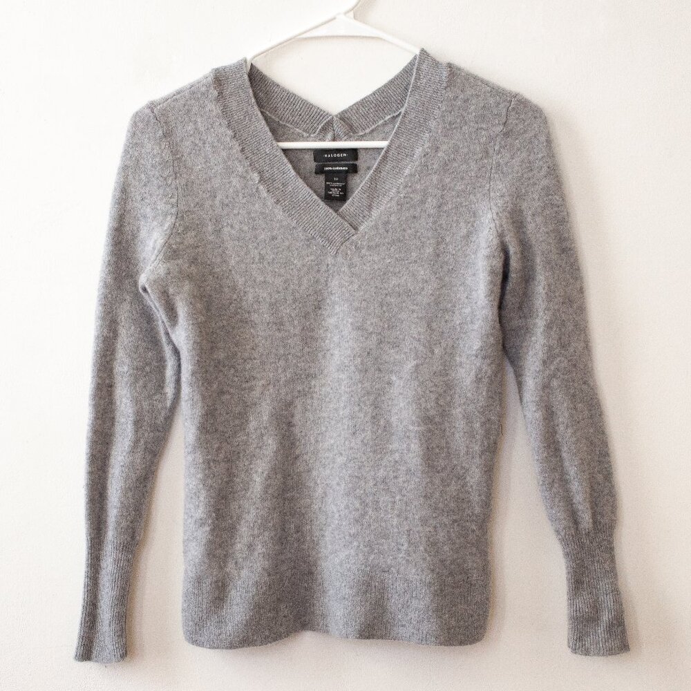 Halogen 100% Cashmere V-Neck Sweater in Gray | Like New | Size XS